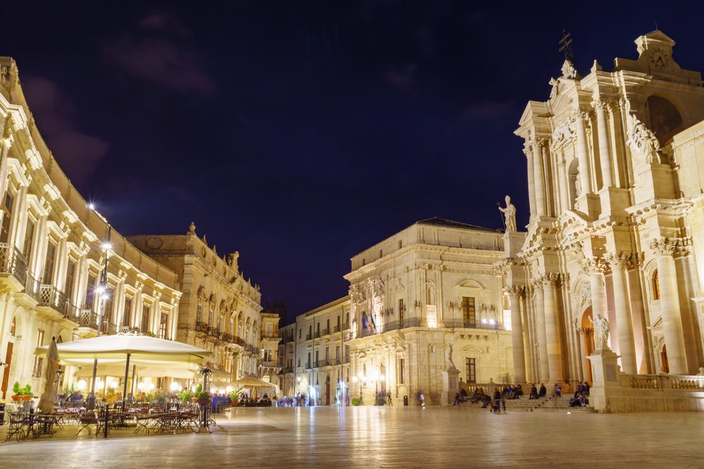 thecathedralofsyracuseatnightsicilyitaly